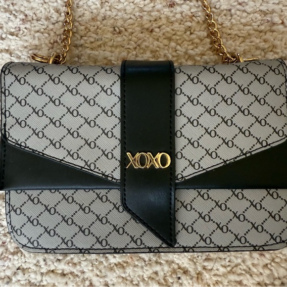XOXO Handbags - XOXO Elegant Black and‎ Tan Shoulder Bag Gold Hardware Purse